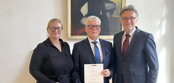 rof. Dr.-Ing. Jens Strackeljan, Rektor der Otto-von-Guericke-Universität Magdeburg, und Dekanin der Medizinischen Fakultät Prof. Dr. Daniela Dieterich gratulieren Prof. Dr. Gunther Gosch (Mitte) zur Honorarprofessur für Kinder- und Jugendmedizin mit dem Schwerpunkt Impfmedizin und Infektiologie.